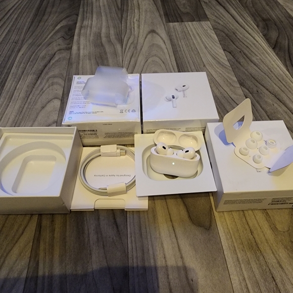 Airpods pro 2nd Generation with Charging Case - Picture 6 of 6
